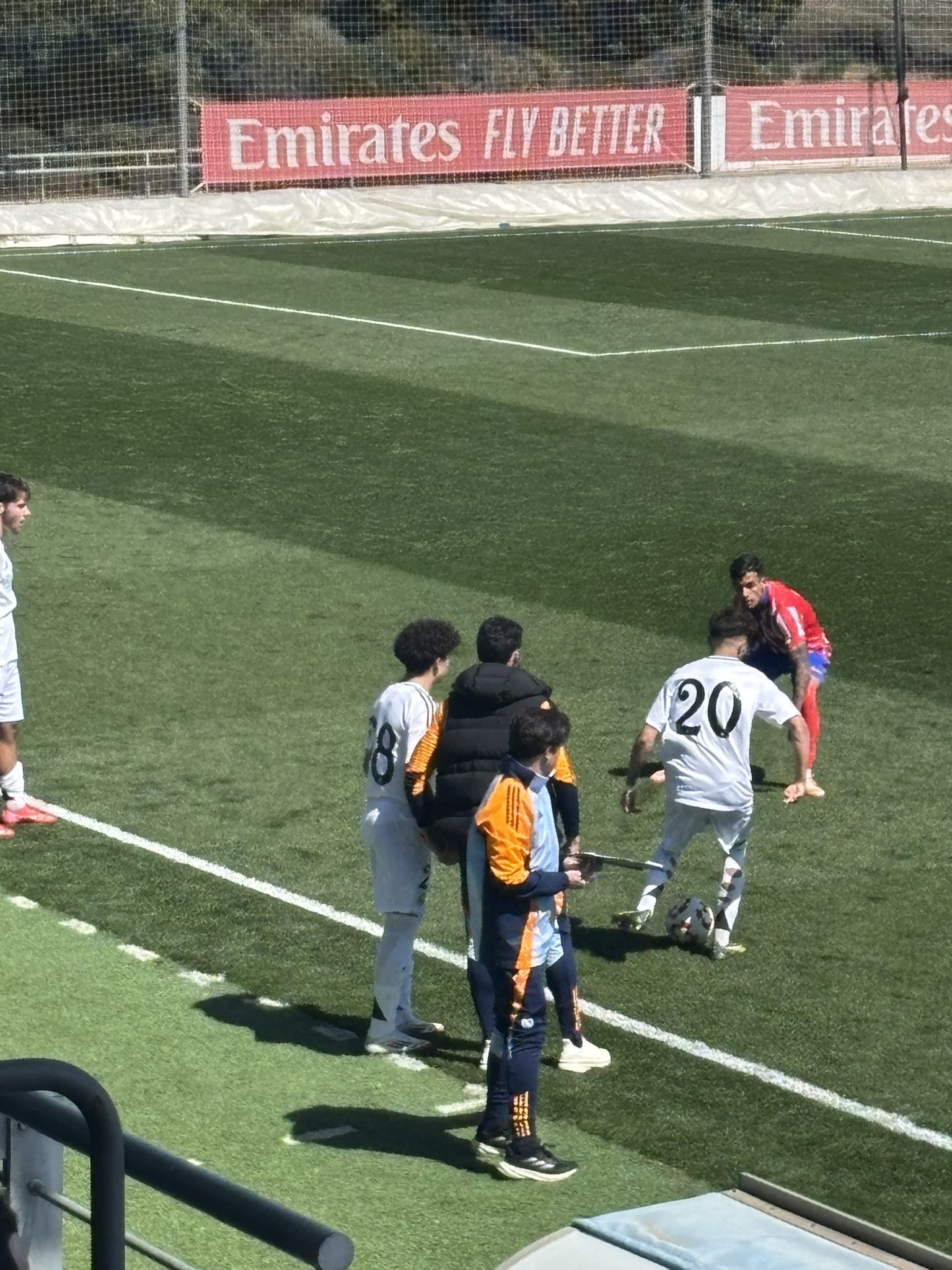 天賦滿滿！馬塞洛15歲兒子恩佐皇馬U19首秀，登場(chǎng)5分鐘腳后跟助攻